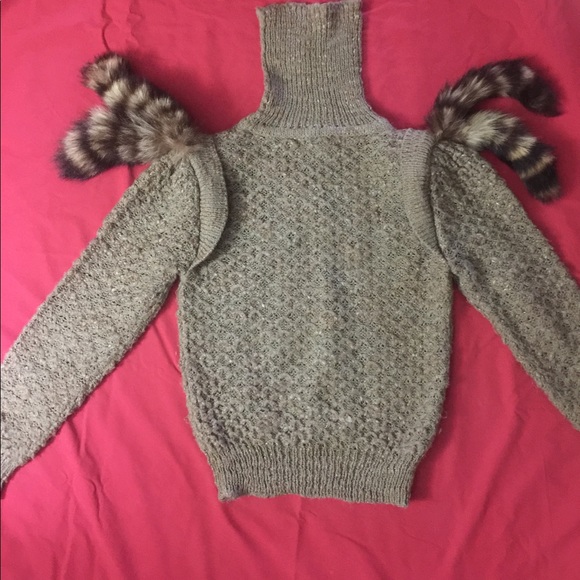Turtleneck sweater with fox tails on shoulders - Picture 4 of 4